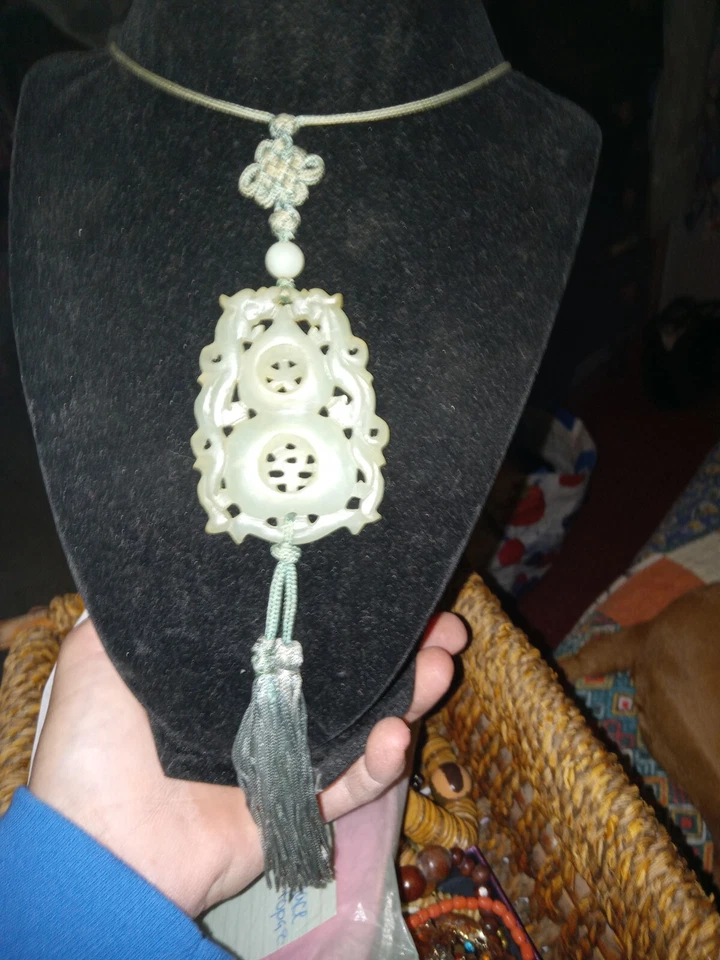 ANTIGUO COLGANTE CHINO TALLADO A MANO JADE PERFORADO 2 DRAGONES SOBRE SEDA CON 2 RECIPIENTES Foto 2 de 3