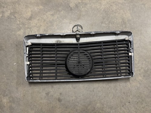 1 Of 1 German Import Mercedes W124 Grille - Picture 2 of 3