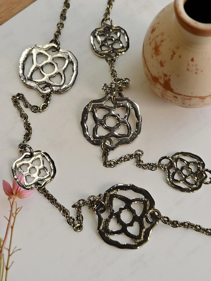 Collar vintage en capas en tono plateado con flores celtas Foto 2 de 4