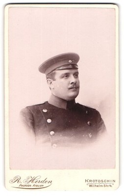 Fotografie R. Herder, Krotoschin, Wilhelm-Str. 4, Leutnant im Überrock mit Schi 