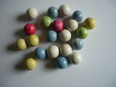 Konvolut von kleinen alten Tonmurmeln in schönen Farben