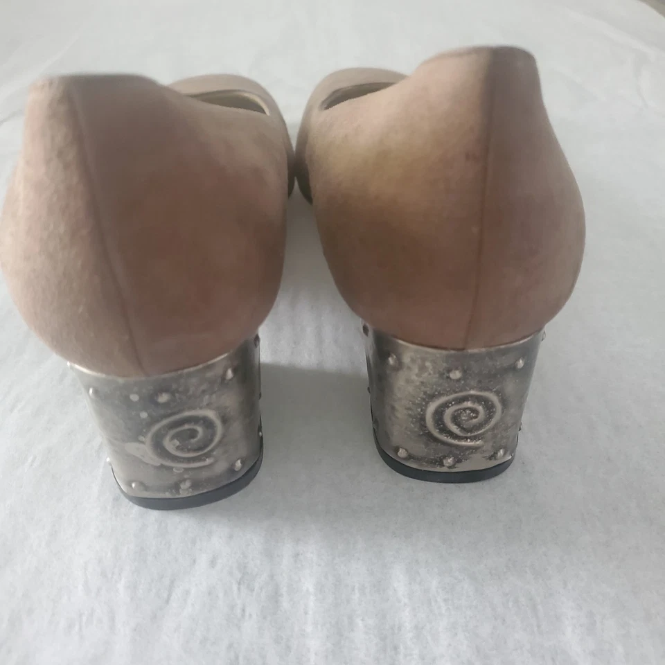 Bomba Bruno Magli Marrón Gamuza Cuero Talla 7B Metal Tacón Ornamentado Hecho en Italia Foto 3 de 4