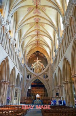 FOTO BRUNNEN KATHEDRALE DAS SCHIFF AN DER BRUNNENKATHEDRALE IN SOMERSET.