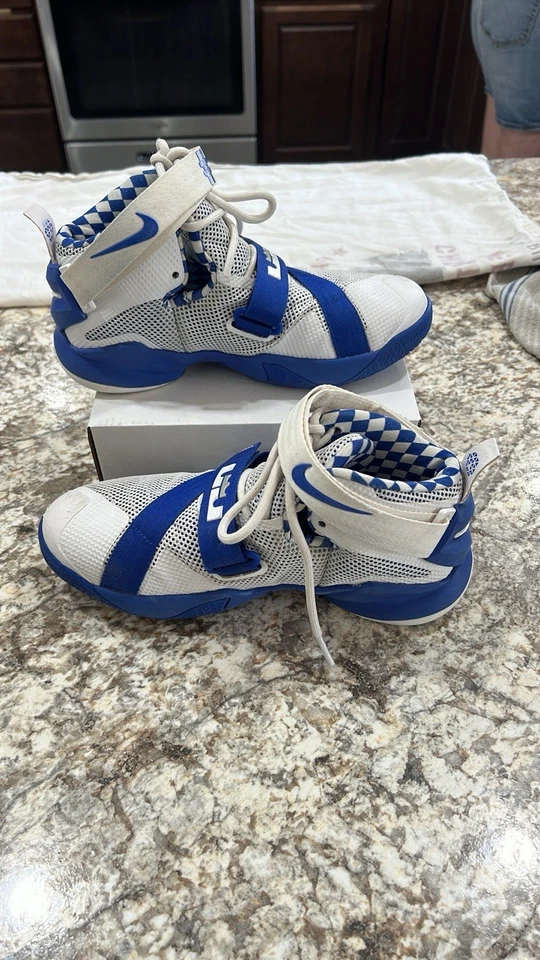 Nike Lebron Soldier IX GS 776471-104 Juvenil Tenis Zapatos Talla 3.5 Foto 2 de 4