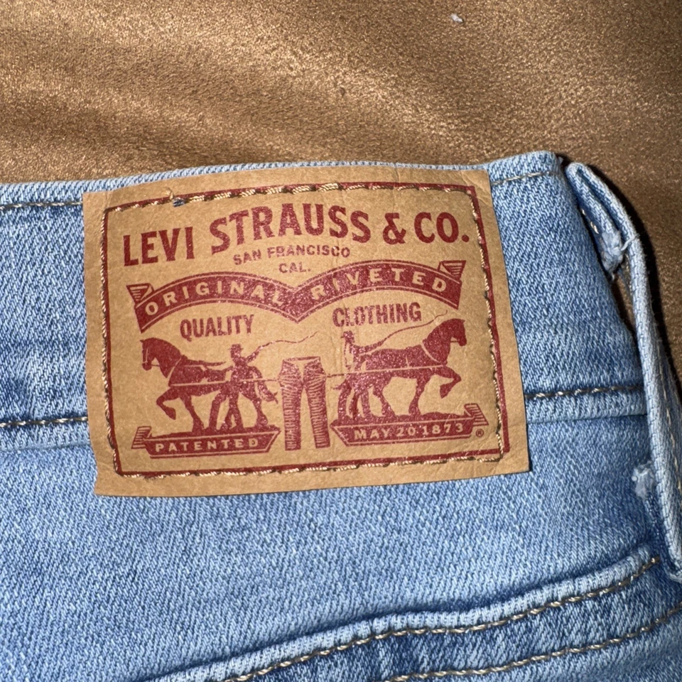 Pantalones cortos de mezclilla para mujer Levi's azules, talla 28, longitud media, de tiro medio, con puños Foto 4 de 4