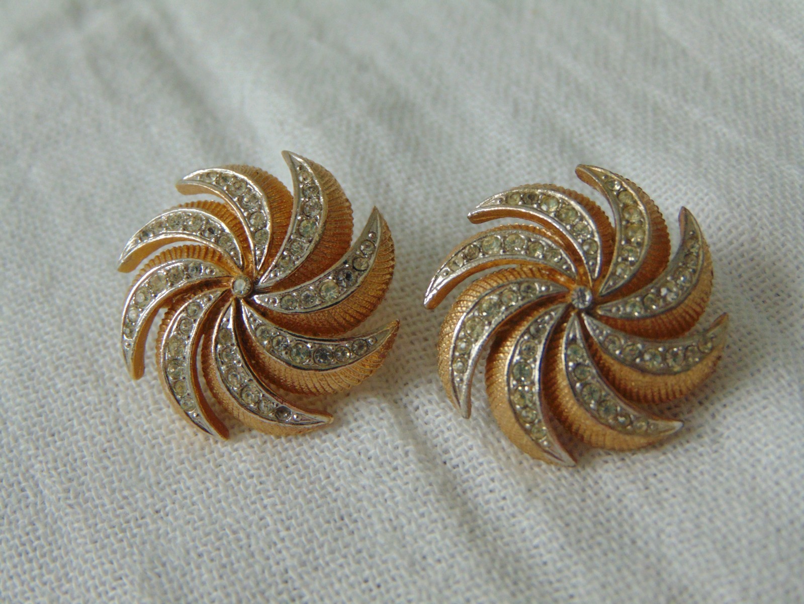 vintage Mazer tiny crystals pin wheel design clip on earrings unsigned