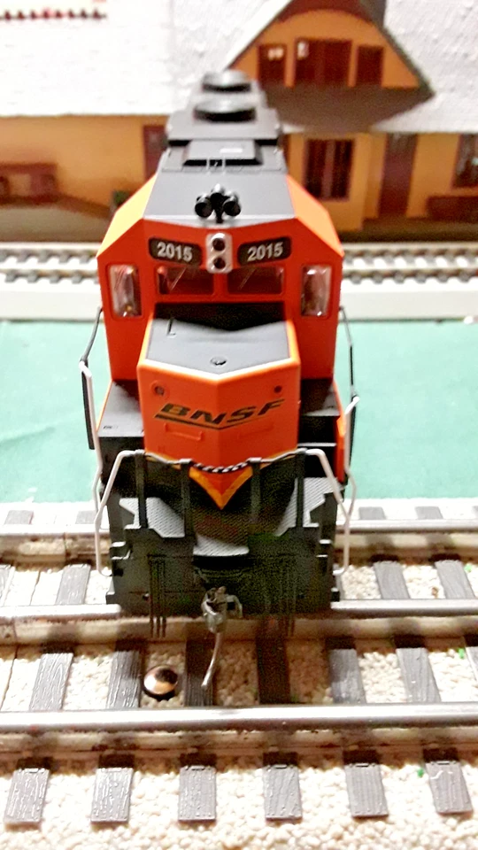 MTH HO Scale GP38-2 Diesel Engine with Proto-Sound 3.0 BNSF#2015 Tested (AA-175 - Image 3 of 4
