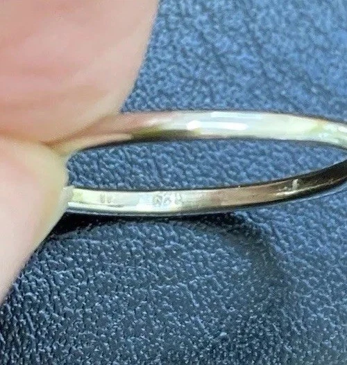 Anillo minimalista de diamantes genuinos de oro blanco macizo de 14K talla 7 Foto 2 de 3