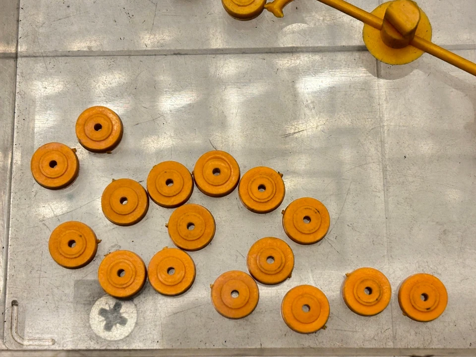 Wiking 1:87 orig.Ersatzteile ca.30 unverb Räder f.Kettenraupen etc gelb/orange - Bild 2 von 4