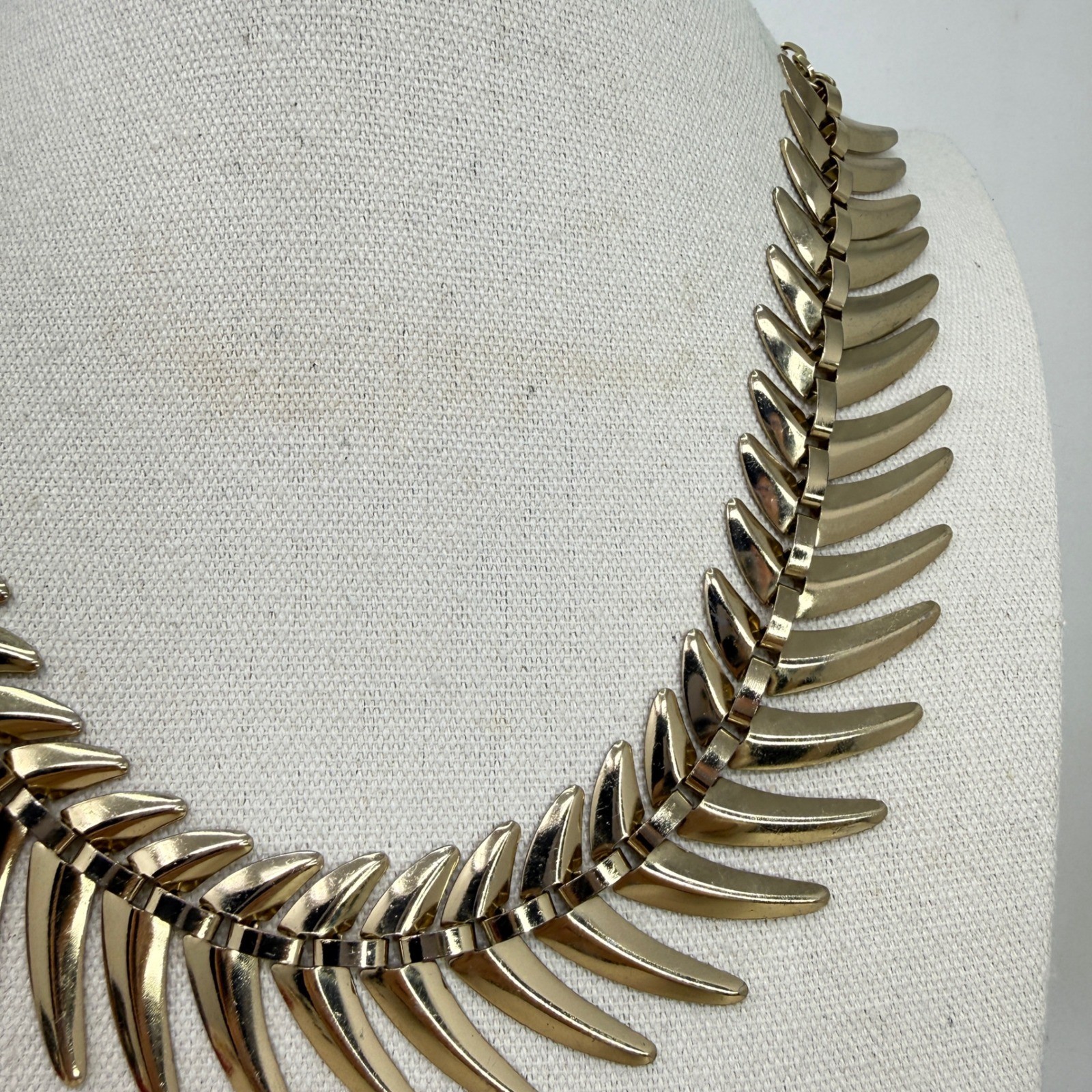 Chunky Leaf Pattern Necklace Articulated Bold Sta… - image 3