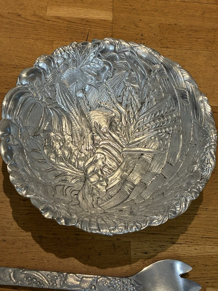 Cuenco para servir Wilton Armetale Fall Harvest con pinzas para ensaladas de marca separada servidor Foto 3 de 4