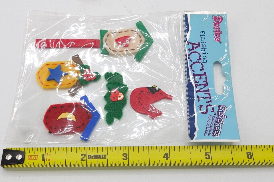 Lote de pegatinas de fieltro de Navidad con detalles de acabado Darice Cardinal Birdhouse Holly Foto 4 de 4