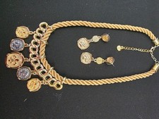 Conjunto de collar de cuerda y pendientes colgantes de monedas tono dorado Esika joya de moda