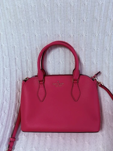 Borsa a tracolla grande KATE SPADE Madison Saffiano in pelle nuova con etichetta rosa fucsia