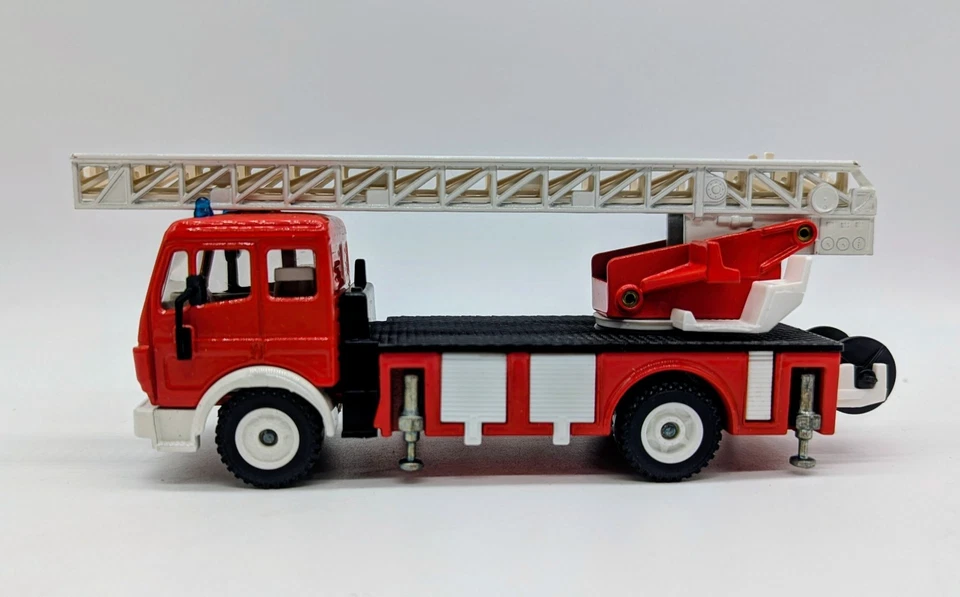 Escalera giratoria Siku 2925 Bomberos (Mercedes Benz) escala 1:55 en caja Foto 2 de 4