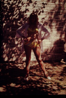 busty woman pinup pose candid original  35mm Slide V2r15