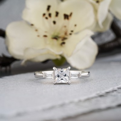 Princess & Baguette Lab Grown Diamant Drei Steine Verlobungsring in 9k/18k Gold