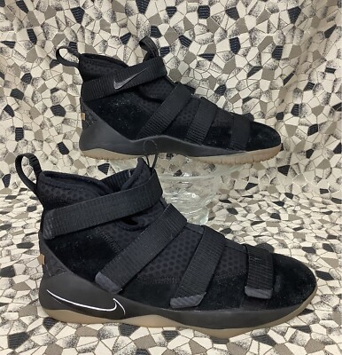 Sepatu Nike Lebron Soldier Xi Mens Nike LeBron Zoom Soldier 11