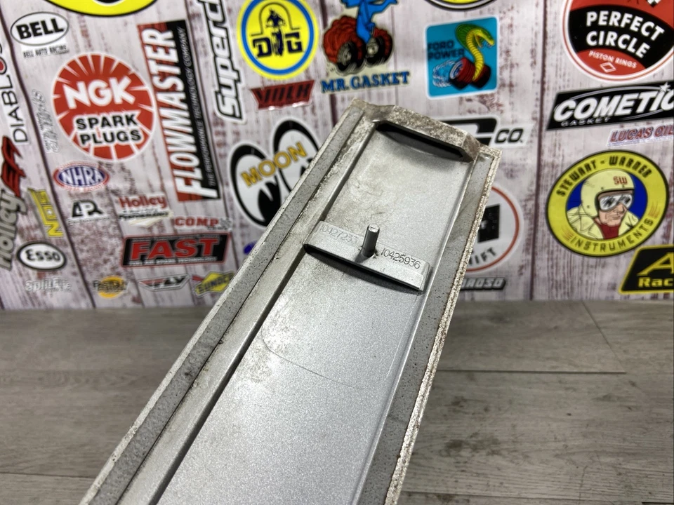 GM Buick Century 1997-2002 moldura trasera S/D centro izquierdo blanco OEM 88952081 Foto 4 de 4