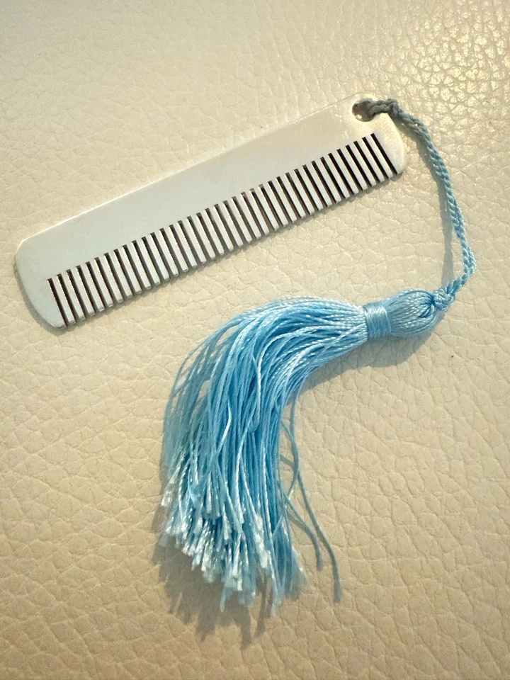 COLECCIONABLE Tiffany & Co. Peine de bebé de plata esterlina con borla azul Foto 2 de 4