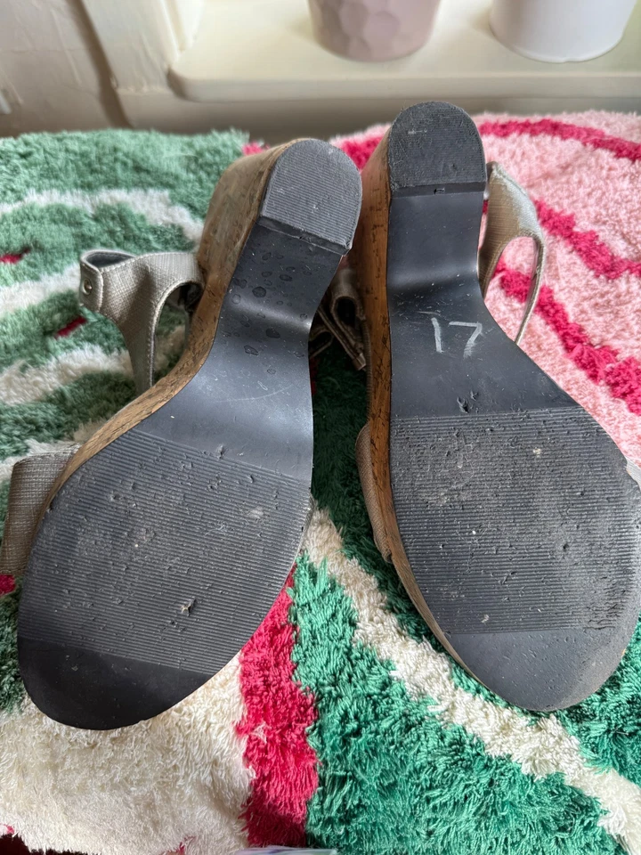 Sbicca Wedge Sandals Womens 9 Silver Bethany Buckle Beach Resort Patent Leather - Image 4 of 4