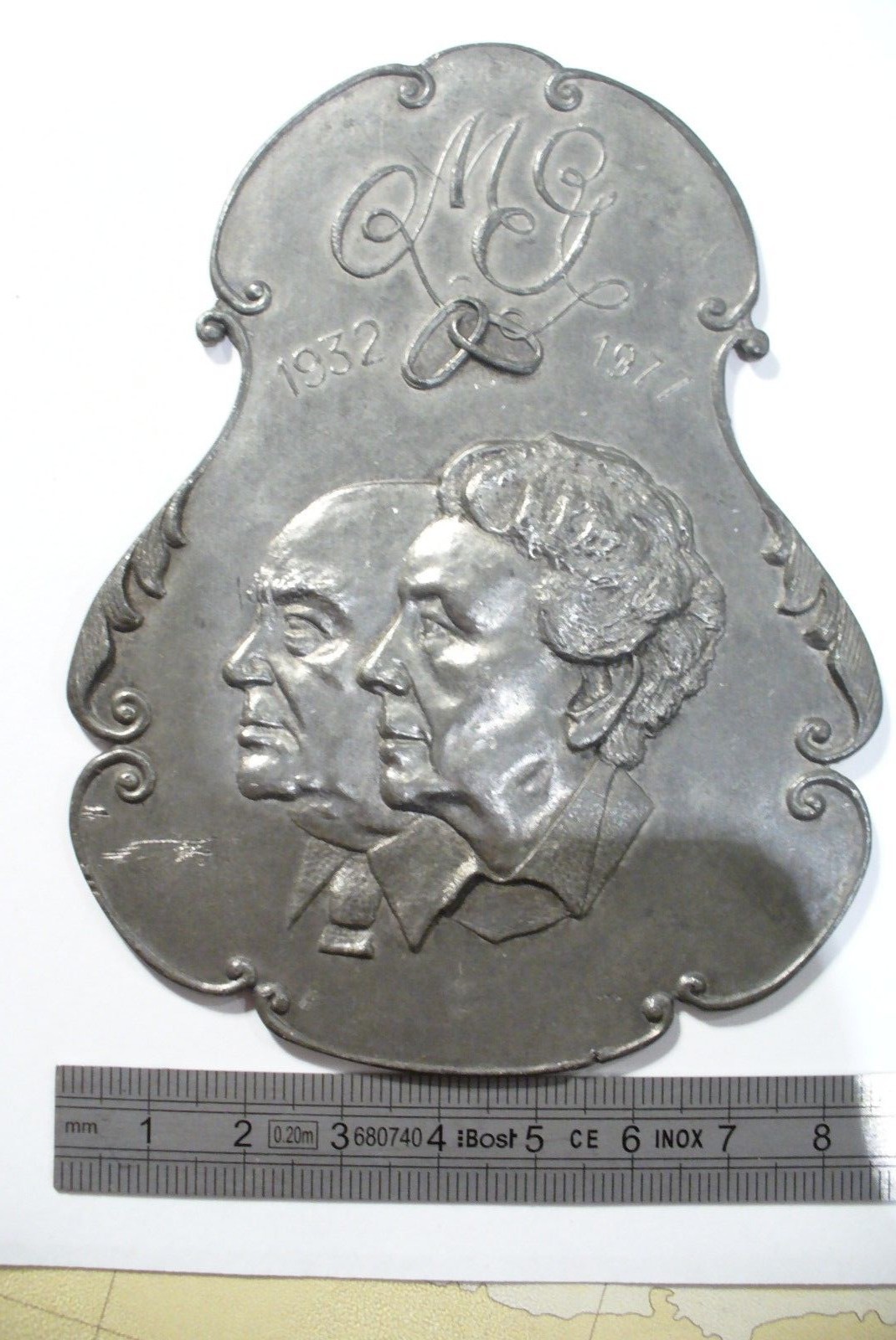 RARE MÉDAILLE EN RELIEF M/G. A IDENTIFIER 1932 - 1977 FORMAT 11.5 X 8.5 CM