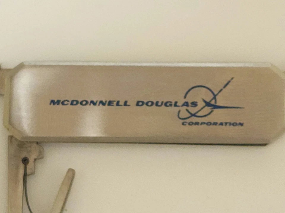 Navaja de Bolsillo McDonnell Douglas Harpoon de Colección con Estuche de Cuero Promoción Aeroespacial Foto 4 de 4