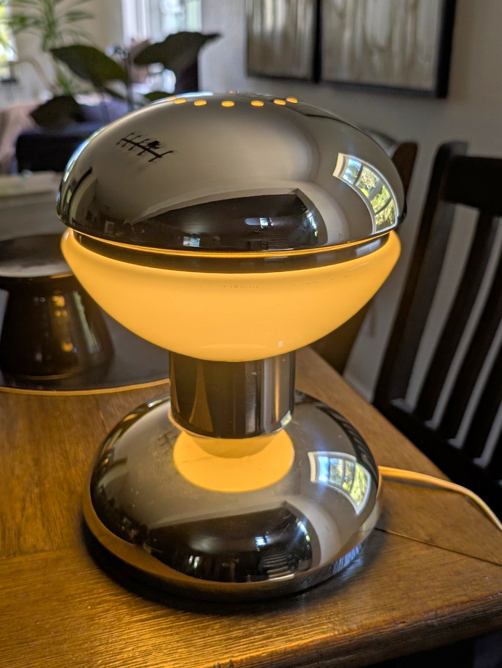 A genuine Goffredo Reggiani Space Age table lamp from the 1960s — the kind of sculptural Italian design piece that stops people mid-conversation.