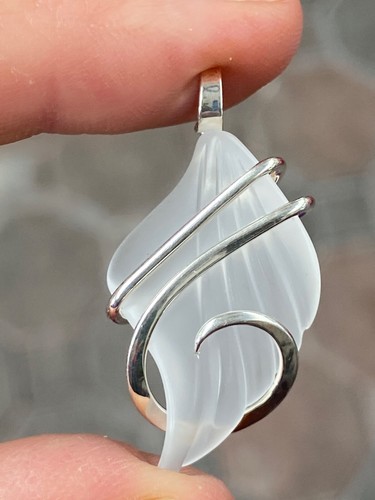 24,33 kt Quarz mattiert geschnitzt Freiform Anhänger in geschmiedetem Sterlingsilber Gesamtgewicht - Bild 1 von 12