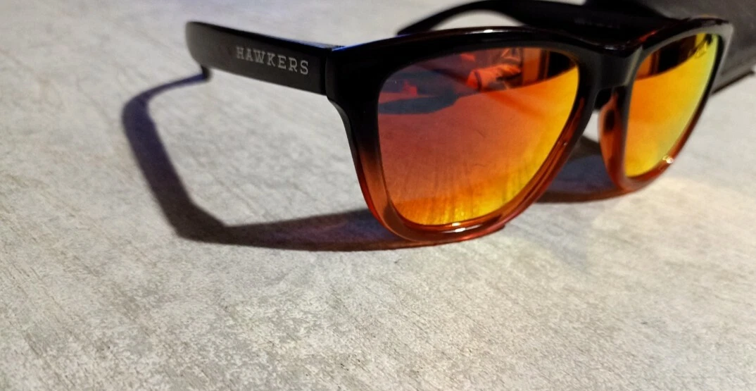 HAWKERS Hell Occhiali Da Sole Uomo Donna - Montatura Blu Effetto Specchio - Design Aviator Geometrico - Protezione UV 100%