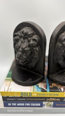 Löwenkopf Buchstützen, vermutlich Gusseisen