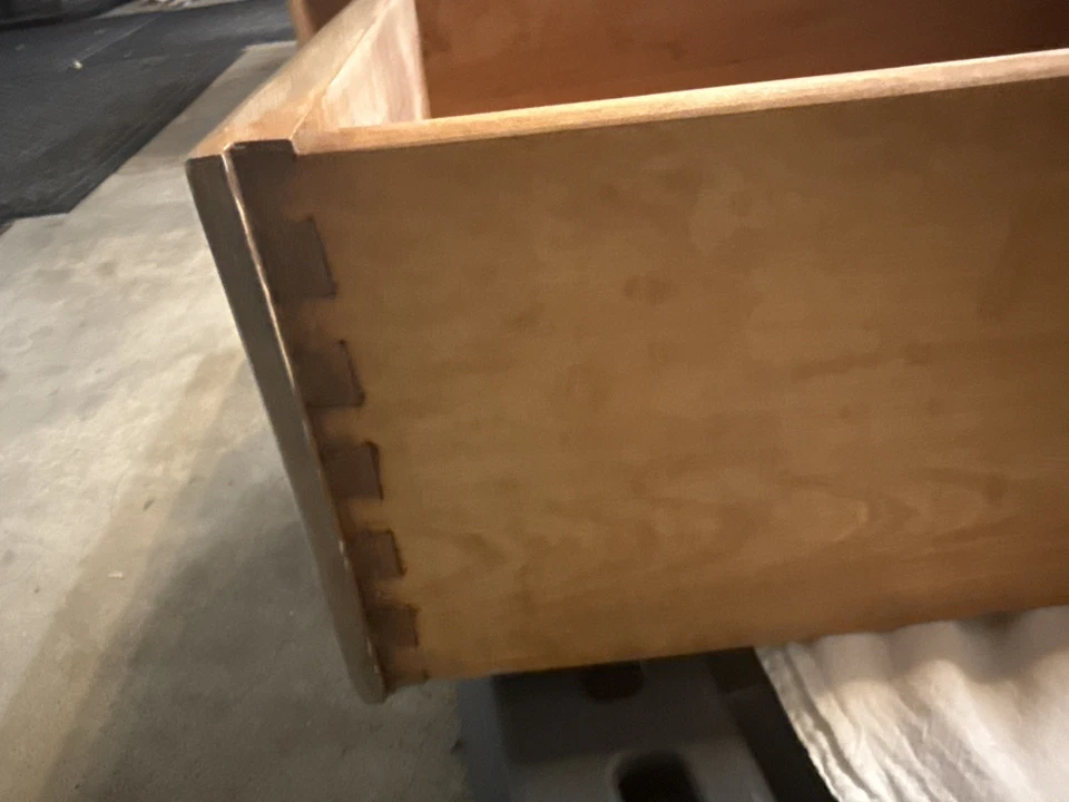 VESTIDO TALLBOY ETHAN ALLEN arce macizo, 6 cajones, alrededor de los años 60, repintado Foto 3 de 4