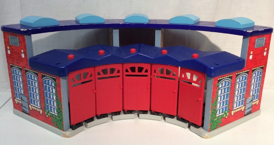 Wooden Train Roundhouse Maxim Deluxe eBay
