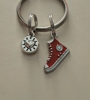 Süße rote Converse Baseballstiefel Schlüsselanhänger Bagcharm süß nützlich tolles Geschenk 