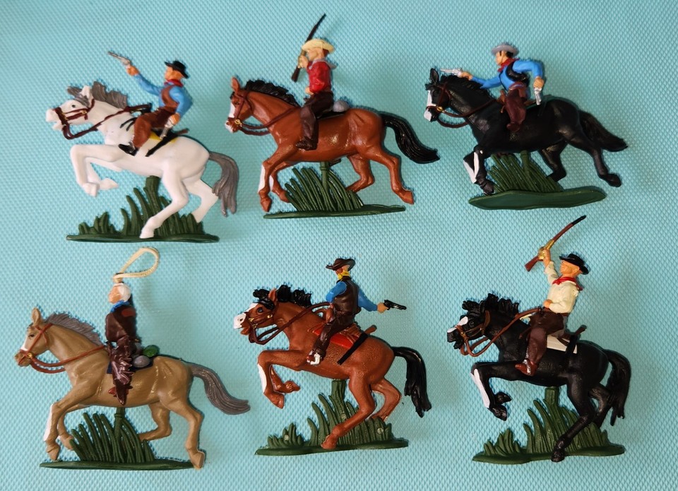Britains Deetail - Cowboy - Cavalier dégainant et tirant cheval marron clair galop long