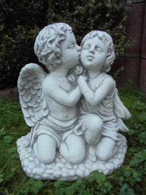 Steinfigur ''Engelskuss'' 32,5 cm, Engel, Steinguss, Gartenfigur Statue Gartendeko