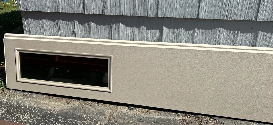 Panel empotrado 16x7 Amarr serie 3.000 mimbre bronceado con ventana de mosaico a la izquierda Foto 2 de 4