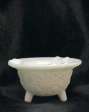 L. E. SMITH DAISY AND BUTTON 3 TOED MILK GLASS “CAULDRON" ASH TRAY 2"