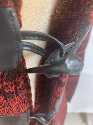 Bretagne schwarz Damen-Cardigan M rot schwarz marmoriert mittlerer Oberschenkel-Kippverschluss Neu ohne Etikett - Bild 6 von 7