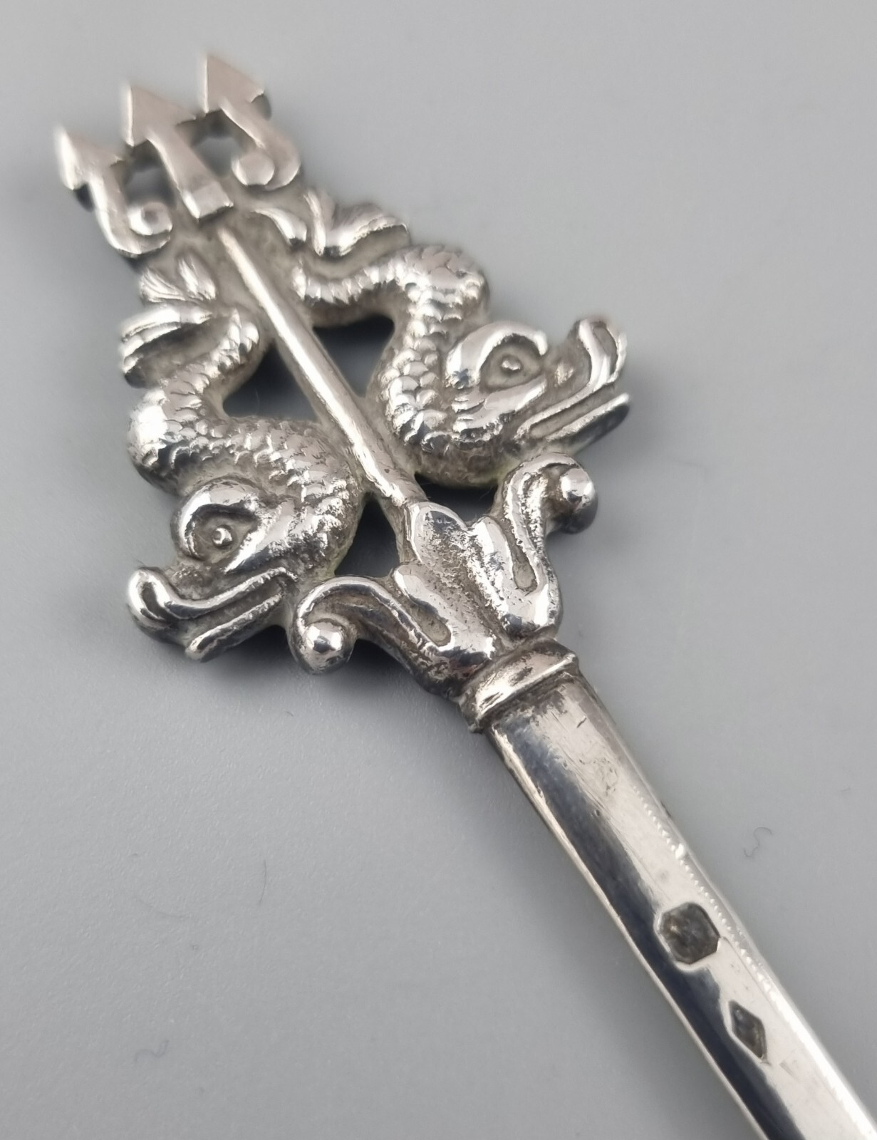 Fleisch Spieß Delphin Fisch Symbol Dreizack 950er Silber 19.Jh Frankreich (14)