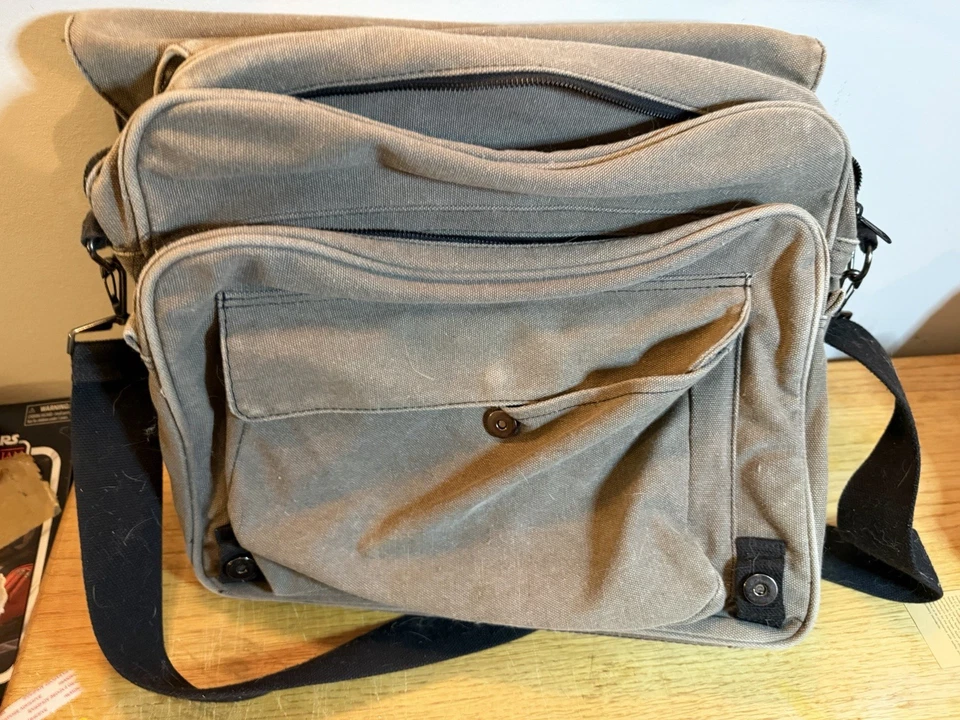 ThinkGeek Bolsa de Almacenamiento Bolsa de Mensajero Dungeons & Dragons D20 Estuche para Laptop Lona Foto 2 de 4