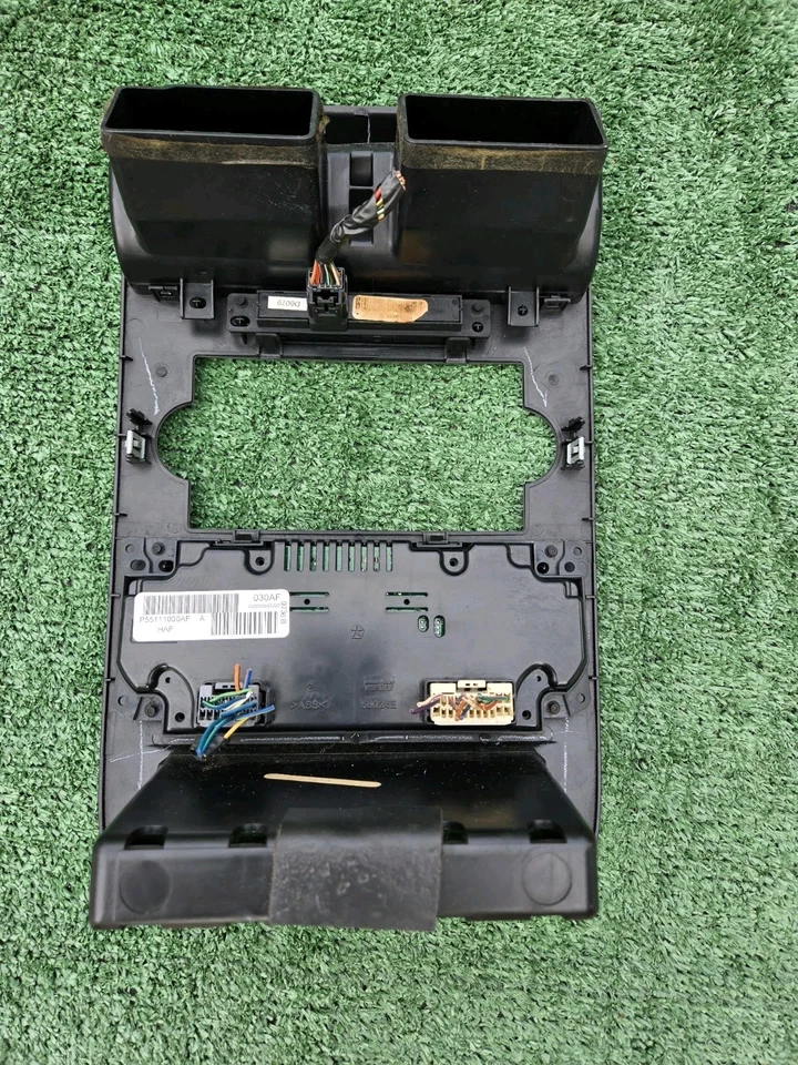 Dodge Charger Magnum 2005 06 07 radio bisel embellecedor con interruptor de control de clima de CA Foto 2 de 4