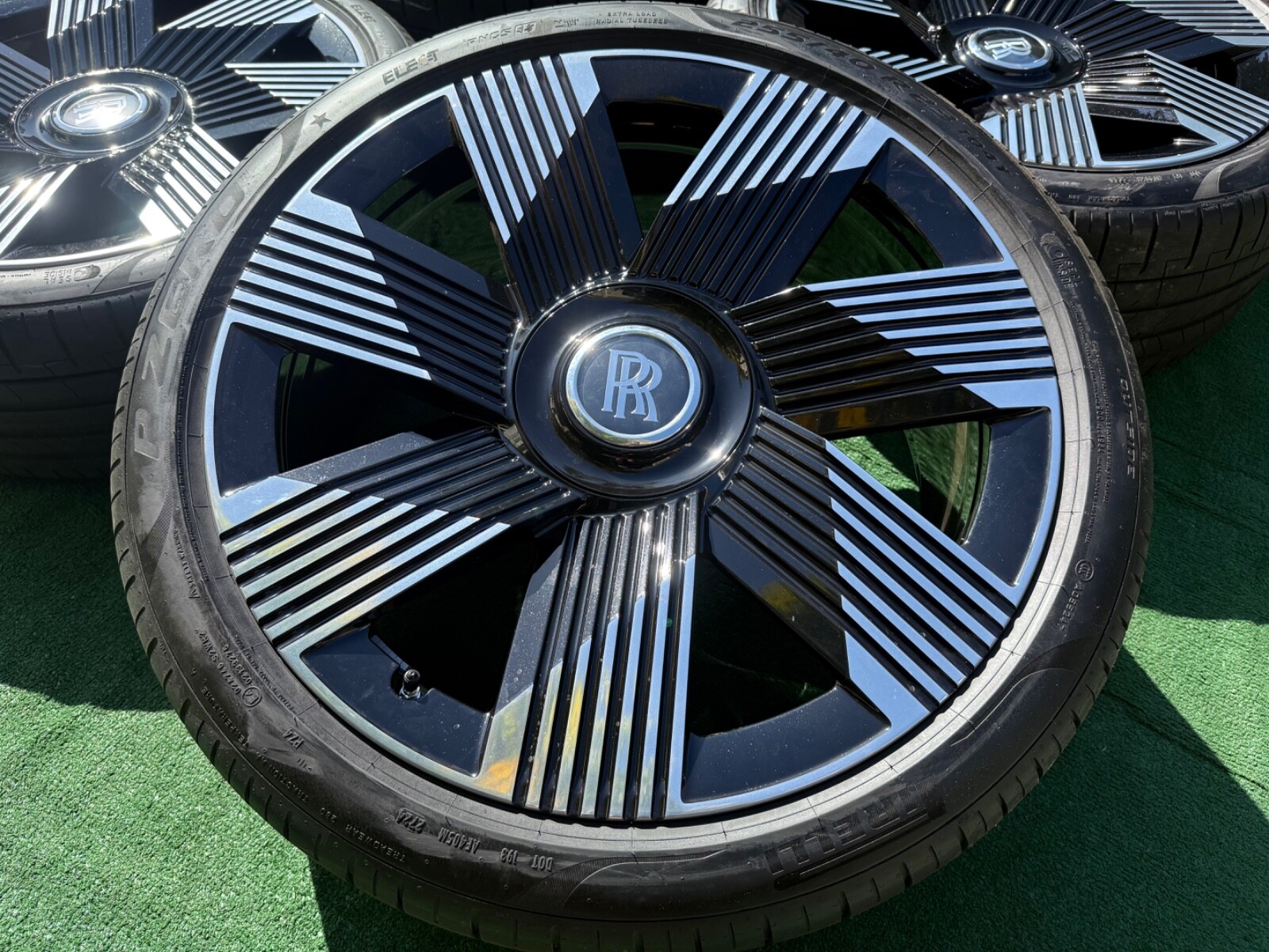 Rolls-Royce Spectre OEM 7-Spoke Wheel & Tire Package – Genuine Factory Set
