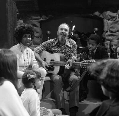 Folk Singer Pete Seeger With Children TV Show 1970 Historic Old Photo 10