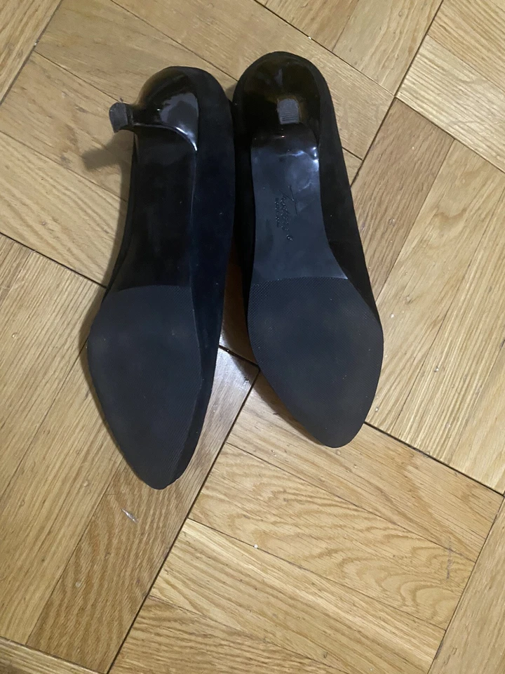 BOMBA TROTTERS GATITO HEEL8M GAMUZA NEGRA CON BANDA DE RODADURA DE SEGURIDAD DE GOMA VENTA AL POR MENOR $108❤️ Foto 3 de 3