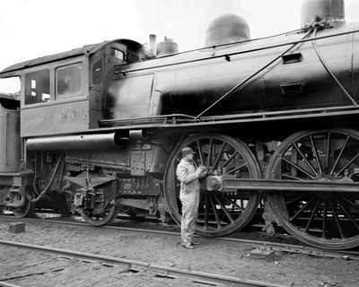 MC Michigan Central Railroad Engineer Oiling Locomotive  1904  8x10 photo