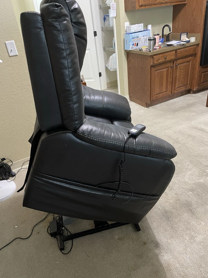 SILLA ELEVADORA RECLINABLE, MANDO A DISTANCIA MANUAL ELÉCTRICO, APENAS USADA. CUERO PU, FELPA Foto 3 de 4