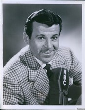 Foto de noticias Dennis Day protagonizada por el programa Nutrilite en radio NBC 7x9