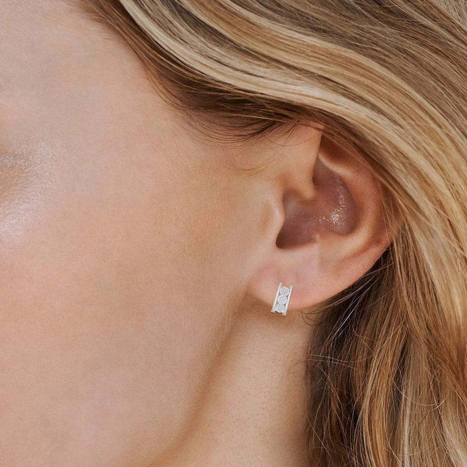 Pendientes de aro Huggie de plata de ley 925 con racimo de circonitas cúbicas de corte redondo de 1,0 quilates Foto 2 de 4