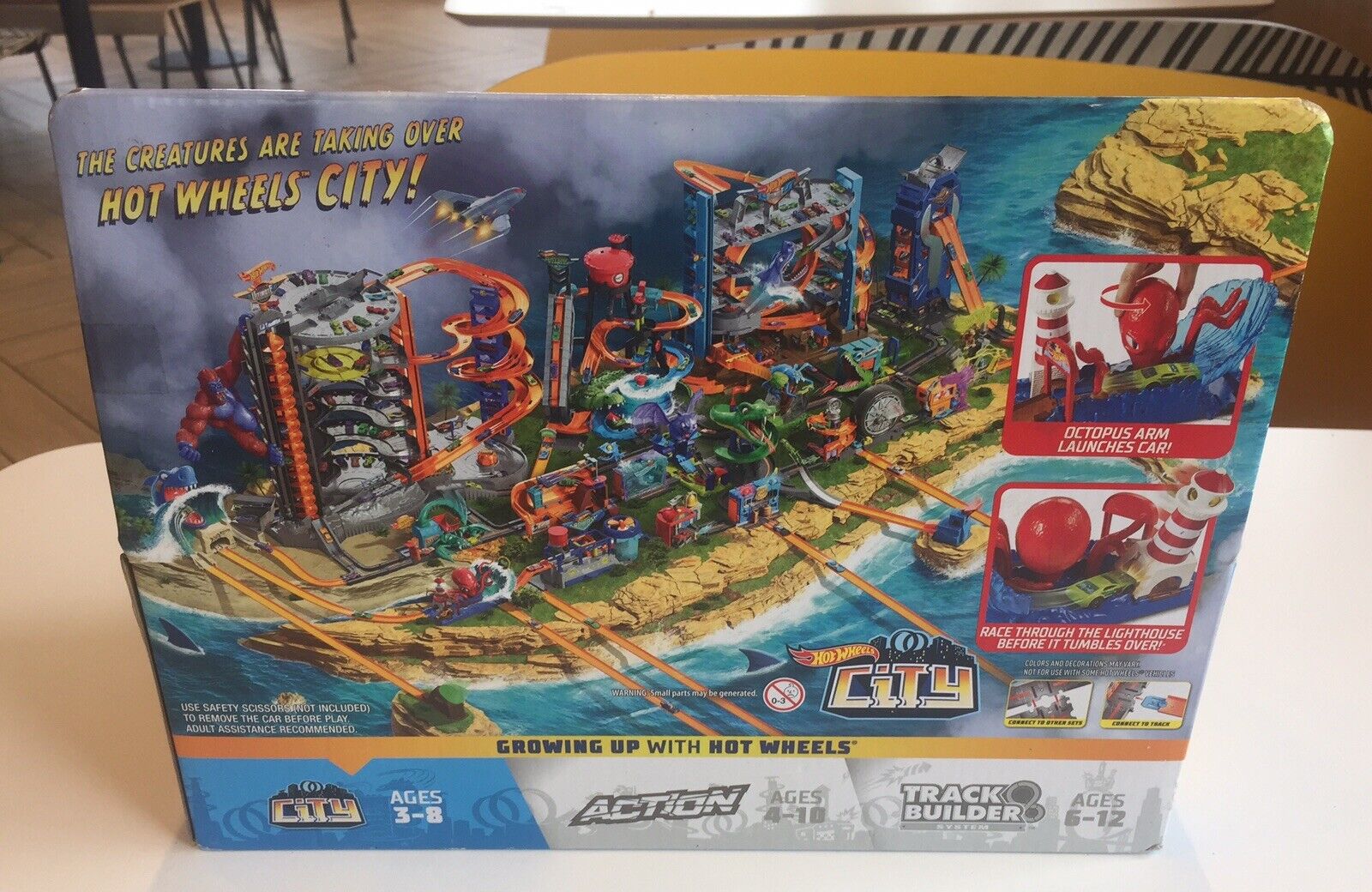 Hot Wheels Toy Car Track Set City Octopus Invasion Attack Playset, Octopus  Launcher, 1:64 Scale Car